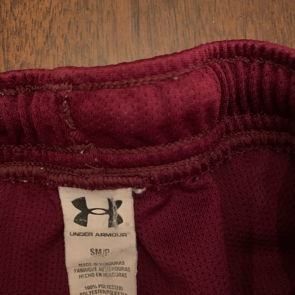 Under Armour Mens Shorts Burgundy Size SM/P W/White Draw String Side Pockets - Picture 4 of 8